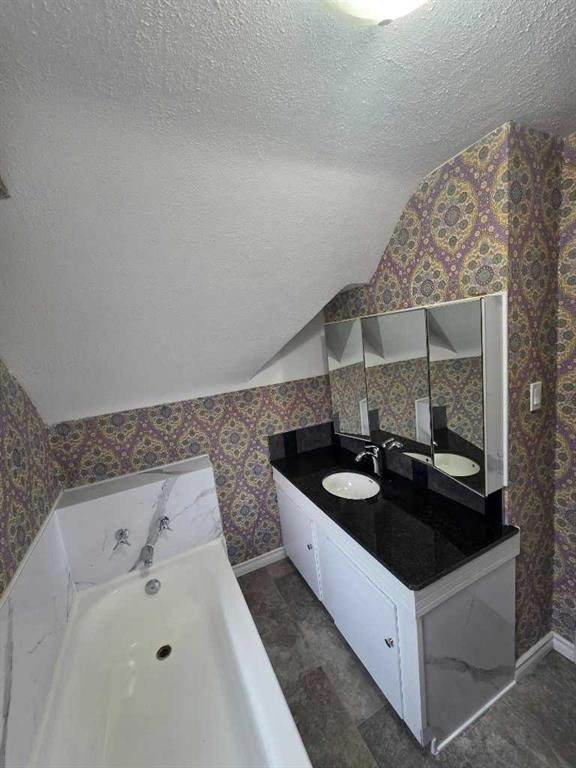 511 12C Street North, Lethbridge, AB - Indoor Photo Showing Bathroom