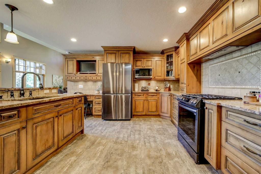 2411 63 Street, Coleman, AB - Indoor Photo Showing Kitchen With Upgraded Kitchen