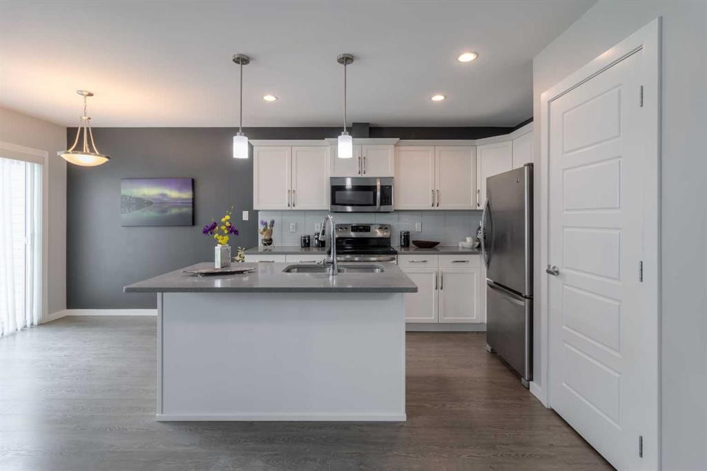 4-1220 Keystone, Lethbridge, AB - Indoor Photo Showing Kitchen With Stainless Steel Kitchen With Double Sink
