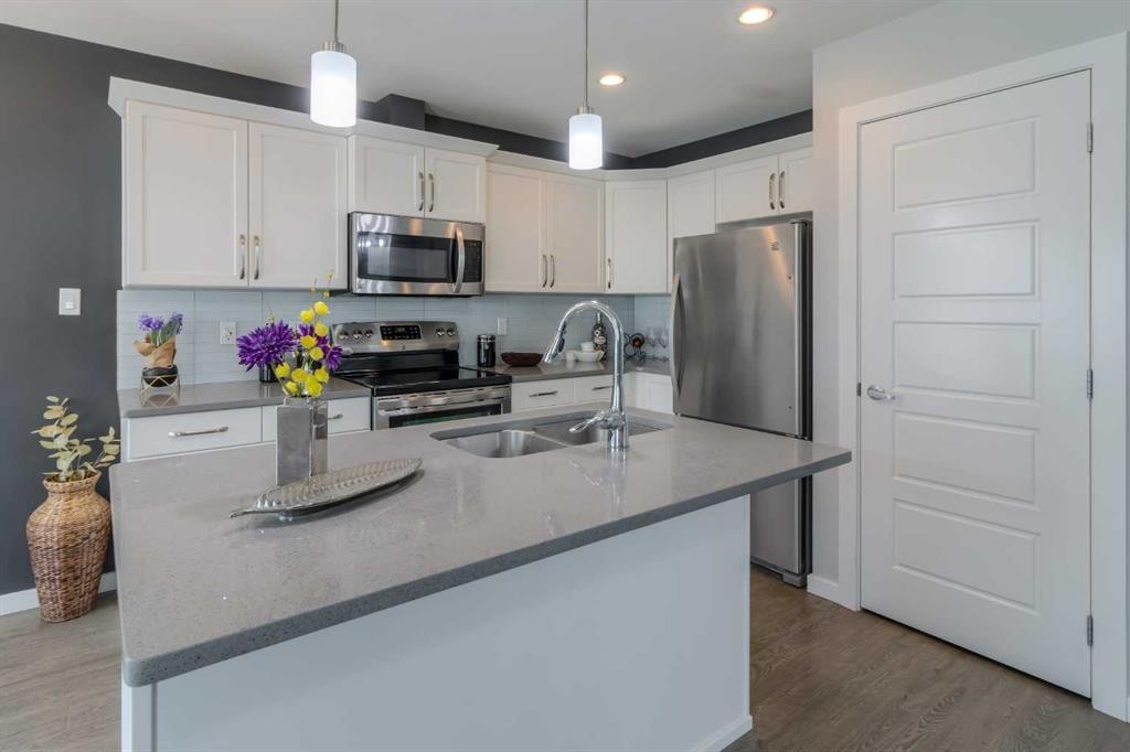 4-1220 Keystone, Lethbridge, AB - Indoor Photo Showing Kitchen With Stainless Steel Kitchen With Double Sink