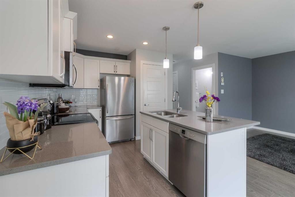 4-1220 Keystone, Lethbridge, AB - Indoor Photo Showing Kitchen With Stainless Steel Kitchen With Double Sink With Upgraded Kitchen