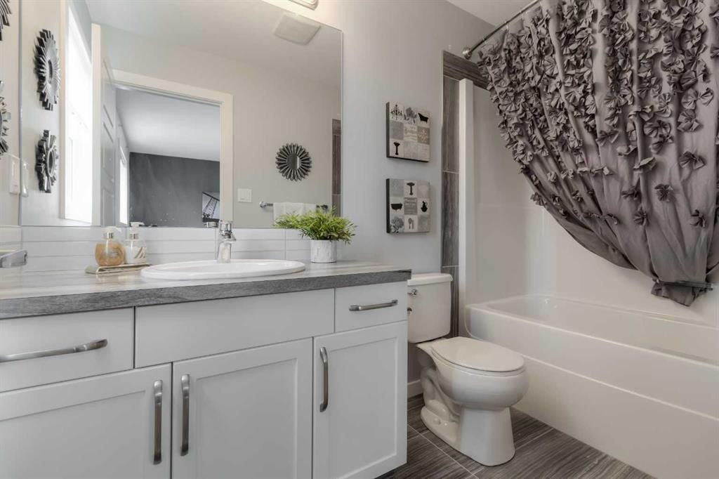 4-1220 Keystone, Lethbridge, AB - Indoor Photo Showing Bathroom