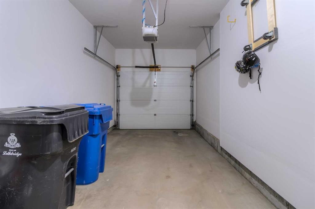 4-1220 Keystone, Lethbridge, AB - Indoor Photo Showing Garage