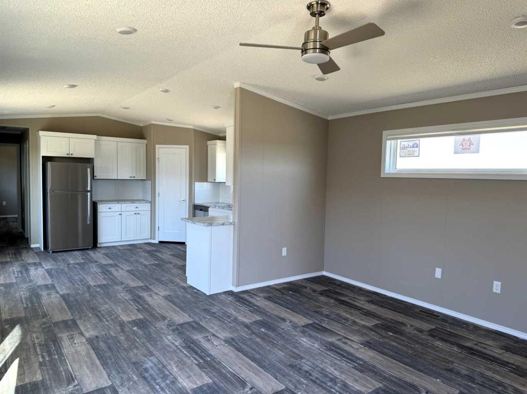 6, 10, 14 Meadows Crescent, Taber, AB - Indoor Photo Showing Kitchen