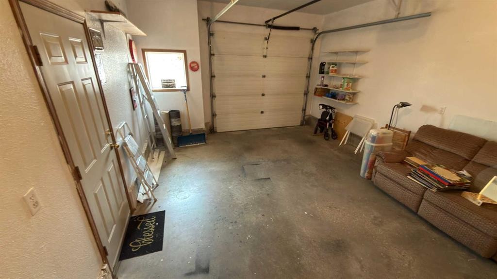 47 Chilcotin Crescent West, Lethbridge, AB - Indoor Photo Showing Garage