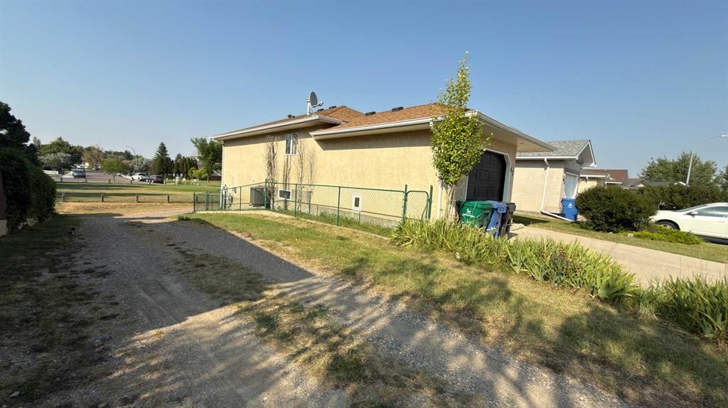 47 Chilcotin Crescent West, Lethbridge, AB - Outdoor