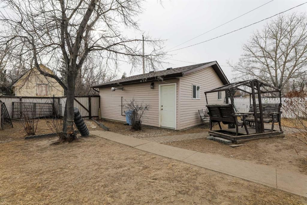 210 Macewan Street, Granum, AB - Outdoor