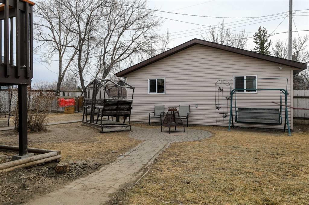 210 Macewan Street, Granum, AB - Outdoor