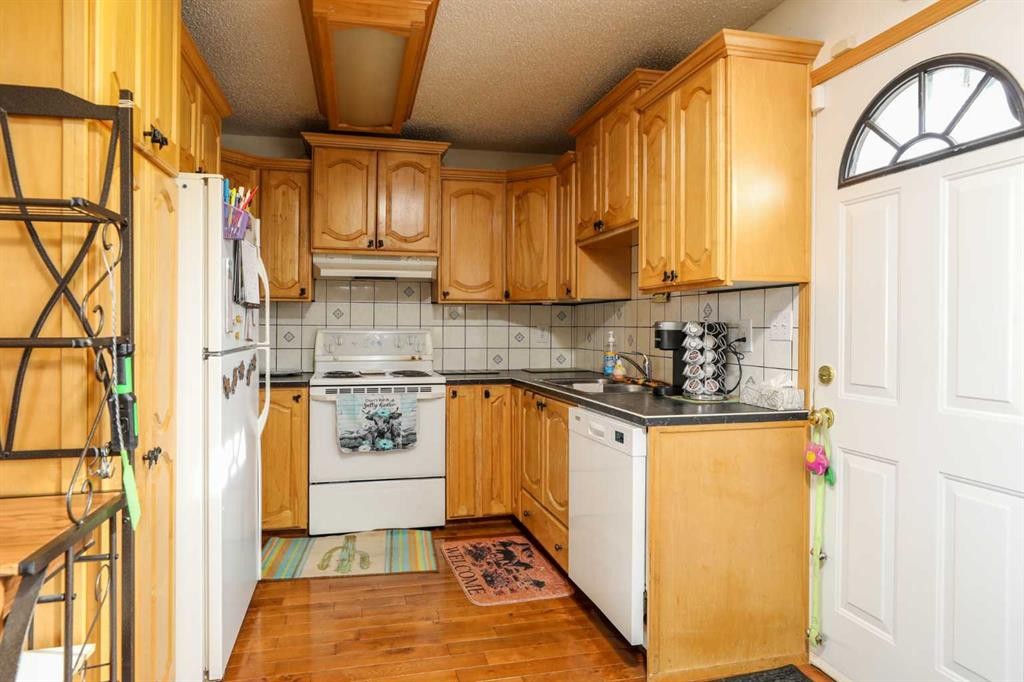 210 Macewan Street, Granum, AB - Indoor Photo Showing Kitchen