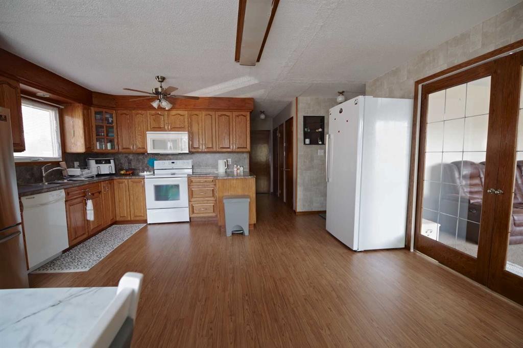 4627 50 Avenue, Taber, AB - Indoor Photo Showing Kitchen
