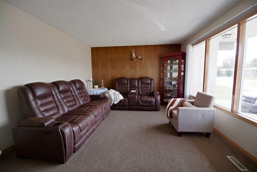 4627 50 Avenue, Taber, AB - Indoor Photo Showing Living Room