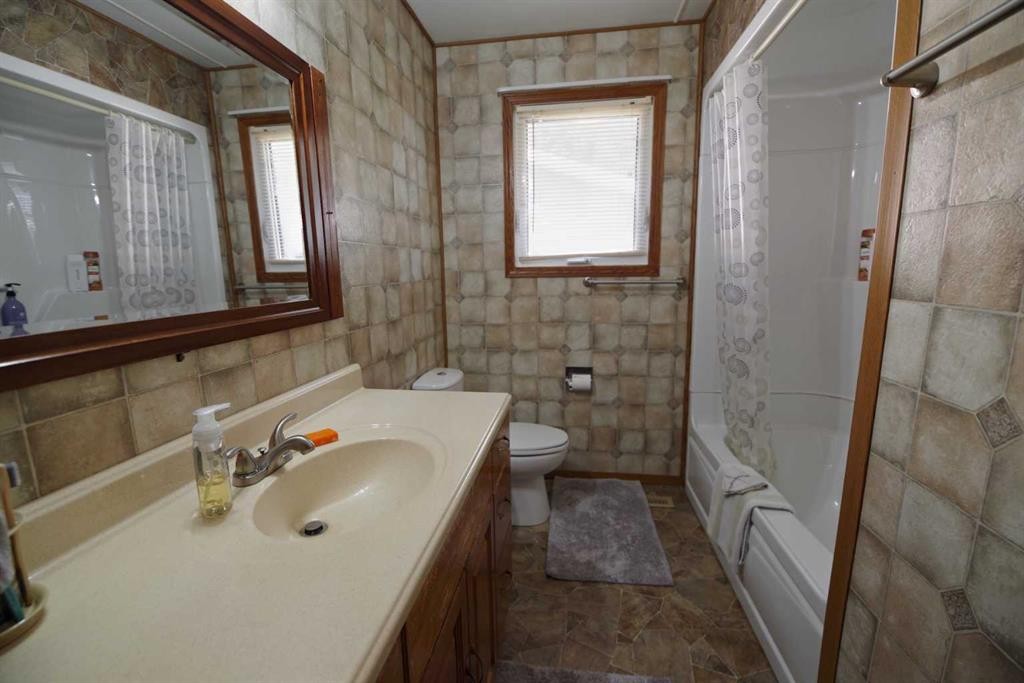 4627 50 Avenue, Taber, AB - Indoor Photo Showing Bathroom