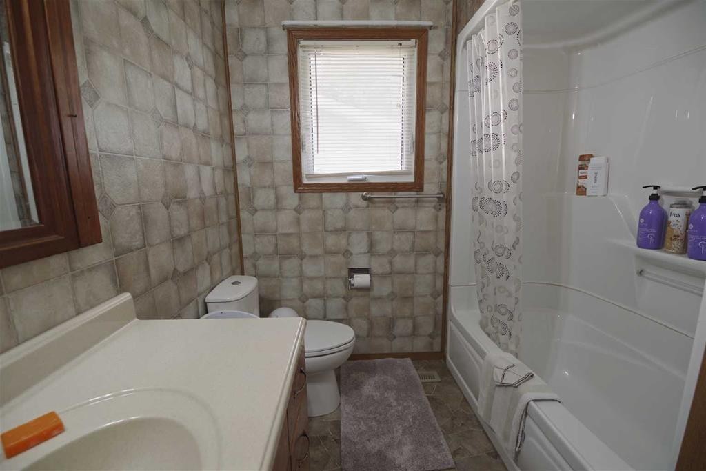 4627 50 Avenue, Taber, AB - Indoor Photo Showing Bathroom