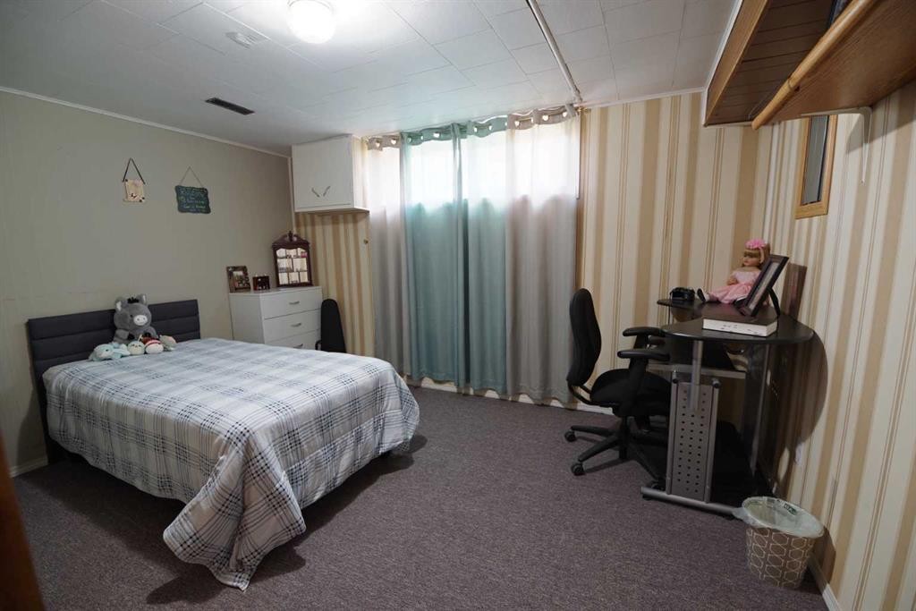 4627 50 Avenue, Taber, AB - Indoor Photo Showing Bedroom