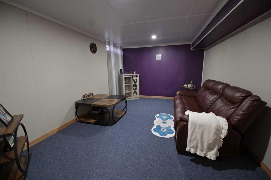 4627 50 Avenue, Taber, AB - Indoor