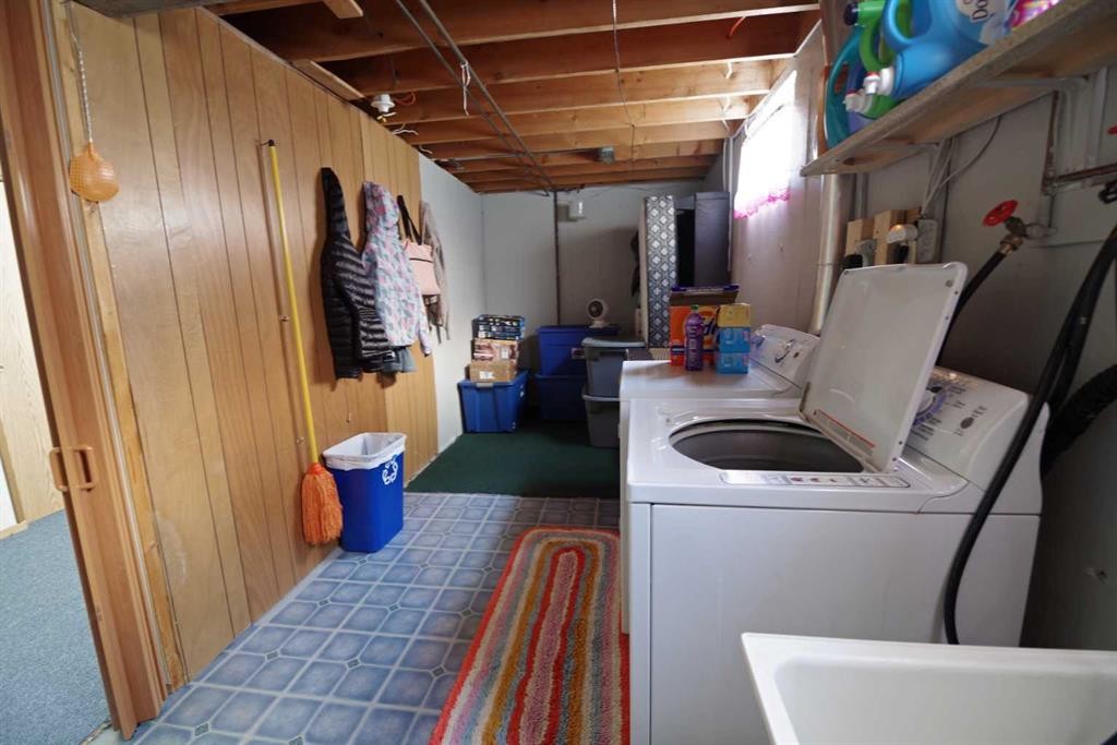 4627 50 Avenue, Taber, AB - Indoor Photo Showing Laundry Room