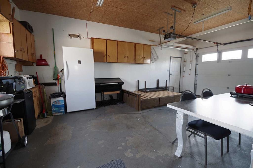 4627 50 Avenue, Taber, AB - Indoor Photo Showing Garage