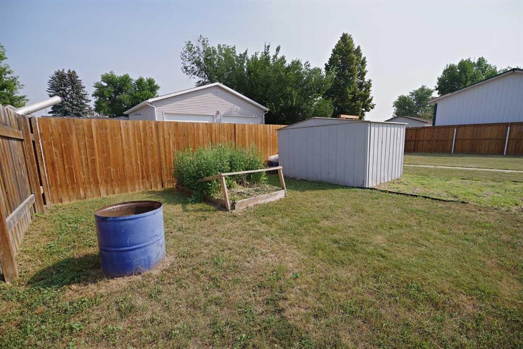 4627 50 Avenue, Taber, AB - Outdoor With Backyard