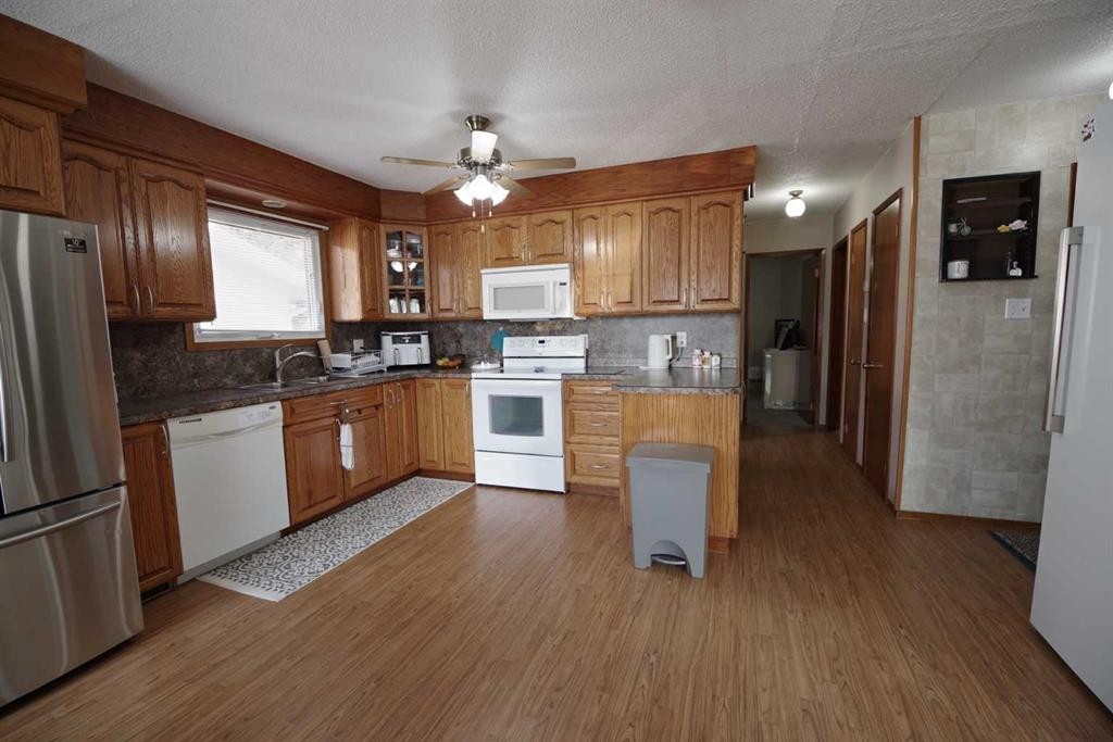 4627 50 Avenue, Taber, AB - Indoor Photo Showing Kitchen With Double Sink
