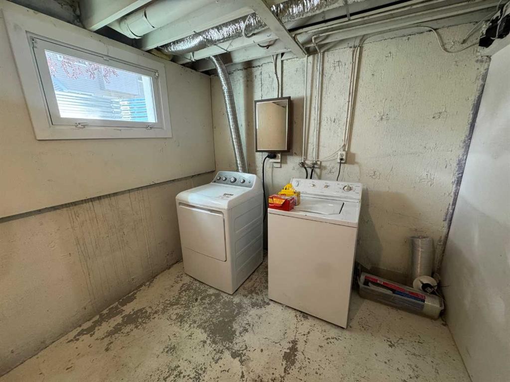 36-55 Lemoyne Crescent West, Lethbridge, AB - Indoor Photo Showing Laundry Room