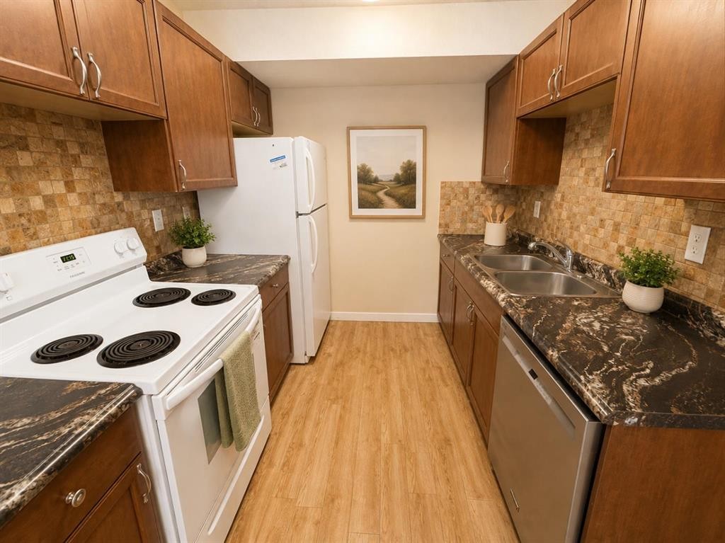 36-55 Lemoyne Crescent West, Lethbridge, AB - Indoor Photo Showing Kitchen With Double Sink