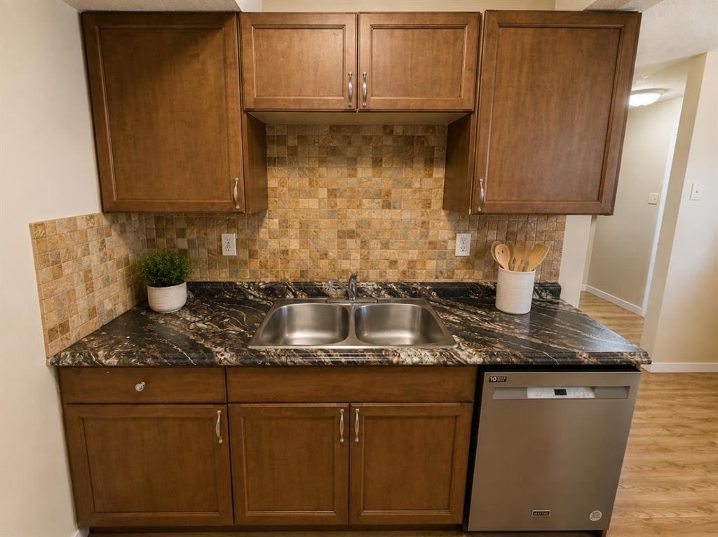 36-55 Lemoyne Crescent West, Lethbridge, AB - Indoor Photo Showing Kitchen With Double Sink