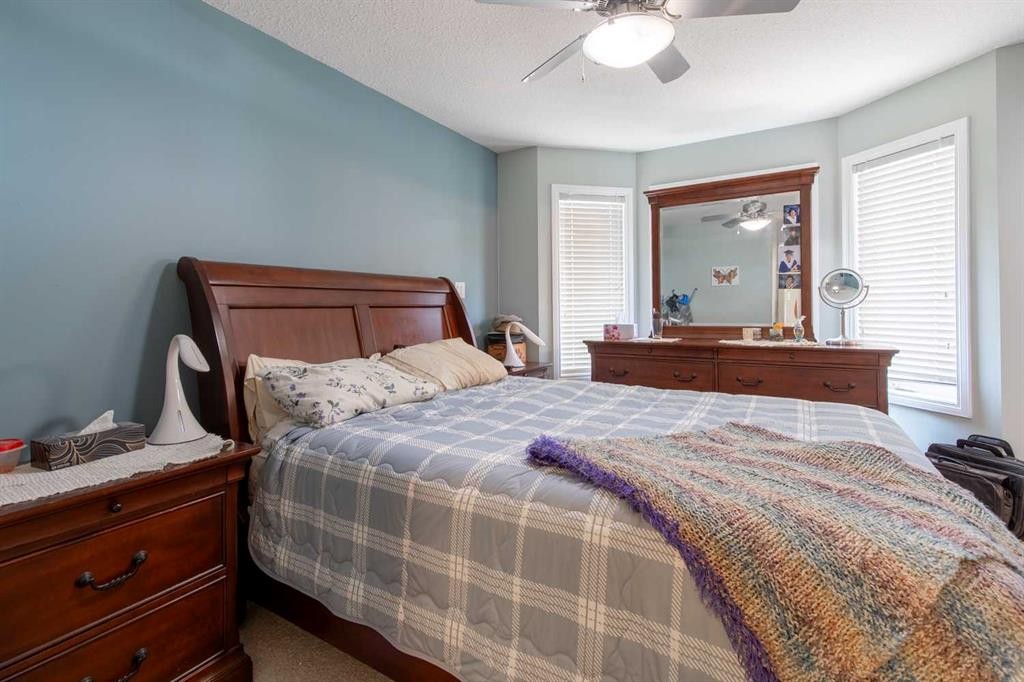 607 52 Avenue Close, Coalhurst, AB - Indoor Photo Showing Bedroom