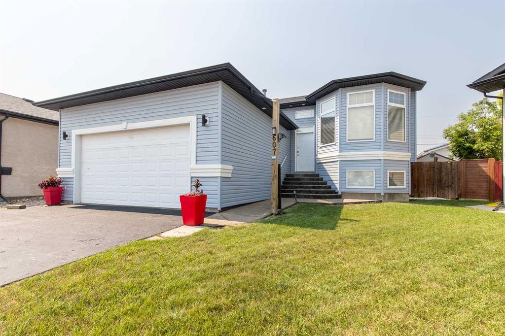 607 52 Avenue Close, Coalhurst, AB - Outdoor