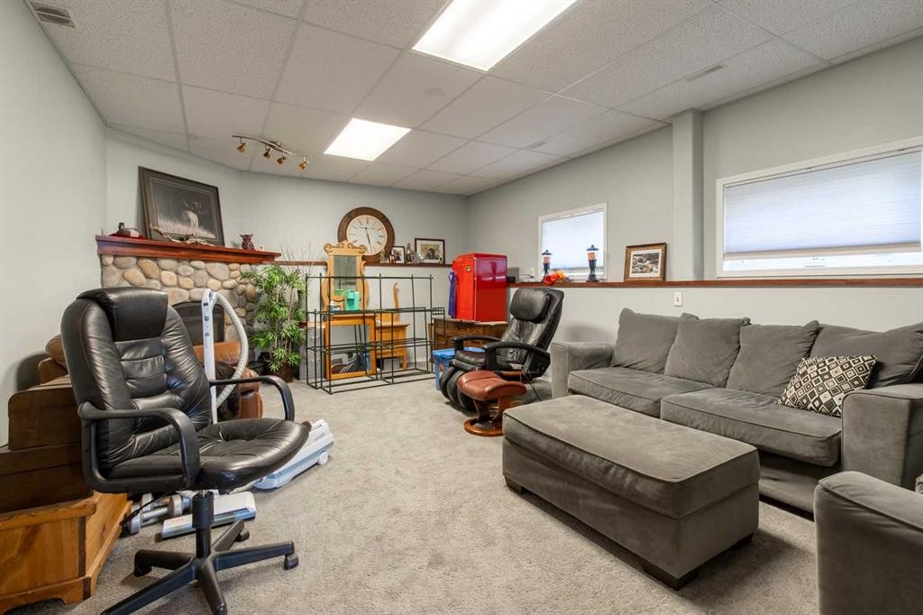607 52 Avenue Close, Coalhurst, AB - Indoor