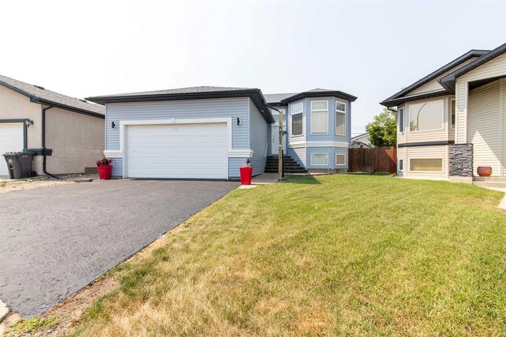 607 52 Avenue Close, Coalhurst, AB - Outdoor