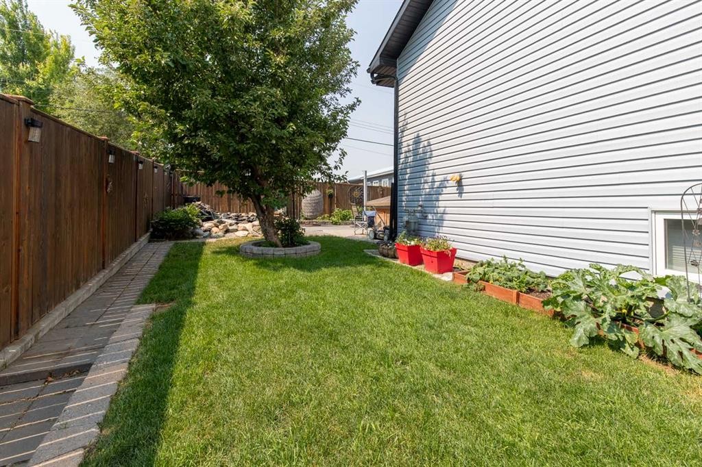 607 52 Avenue Close, Coalhurst, AB - Outdoor