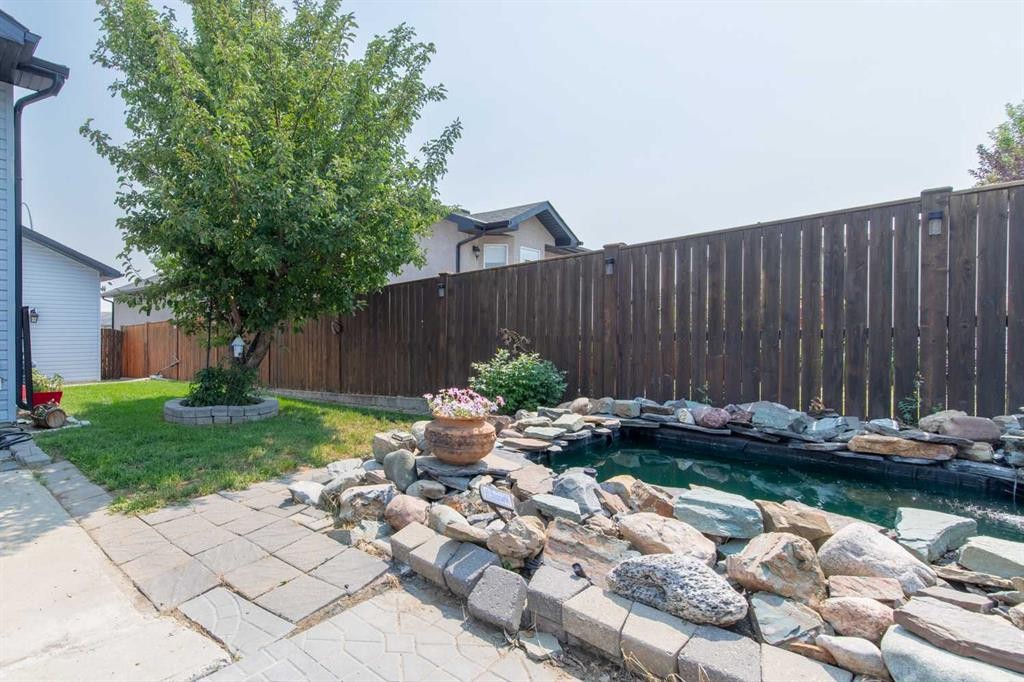 607 52 Avenue Close, Coalhurst, AB - Outdoor
