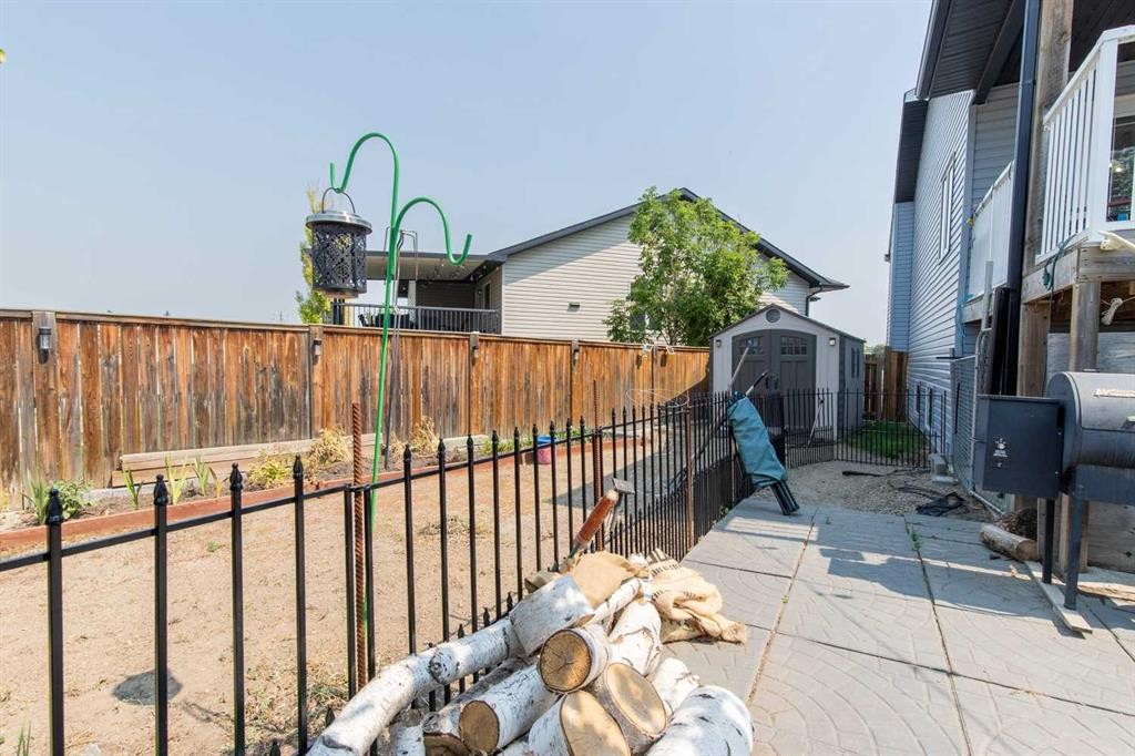 607 52 Avenue Close, Coalhurst, AB - Outdoor