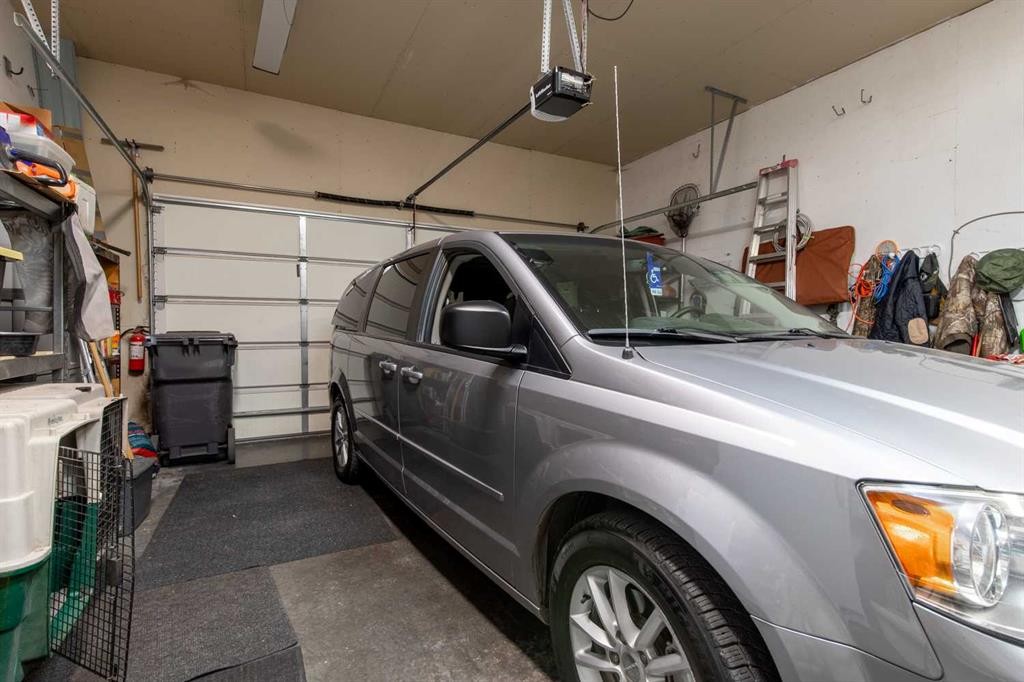 607 52 Avenue Close, Coalhurst, AB - Indoor Photo Showing Garage