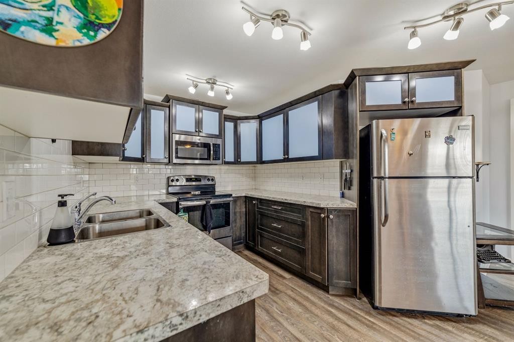 5-103 Crocus Terrace West, Lethbridge, AB - Indoor Photo Showing Kitchen With Stainless Steel Kitchen With Double Sink With Upgraded Kitchen