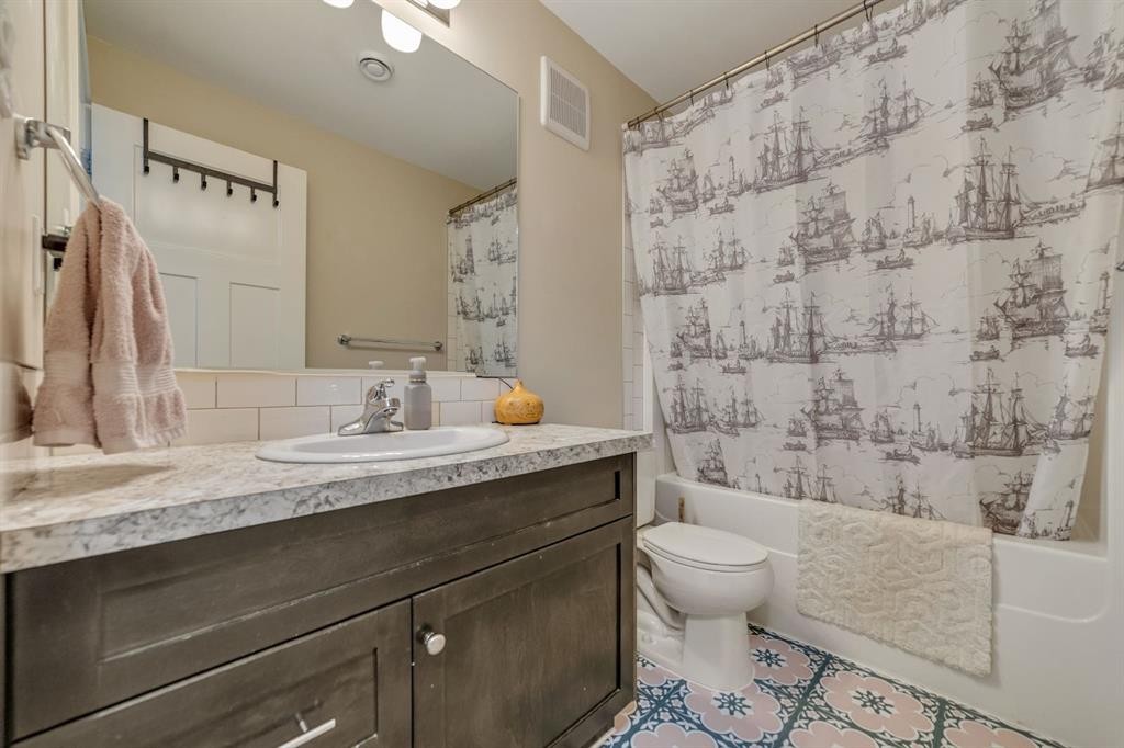 5-103 Crocus Terrace West, Lethbridge, AB - Indoor Photo Showing Bathroom