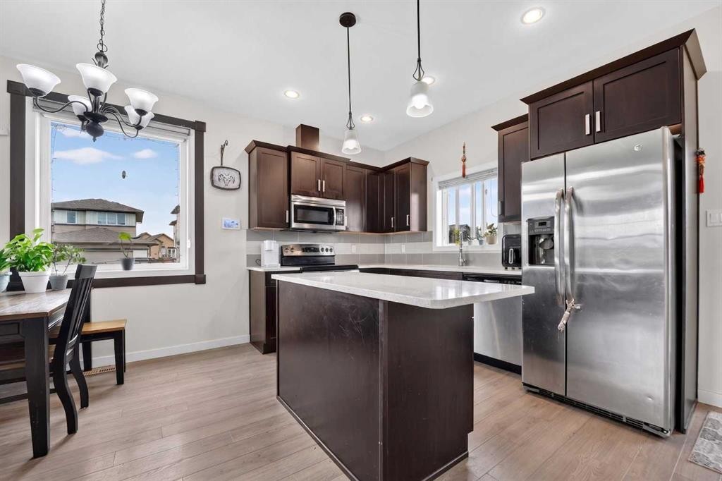 274 Mildred Dobbs Boulevard North, Lethbridge, AB - Indoor Photo Showing Kitchen With Upgraded Kitchen