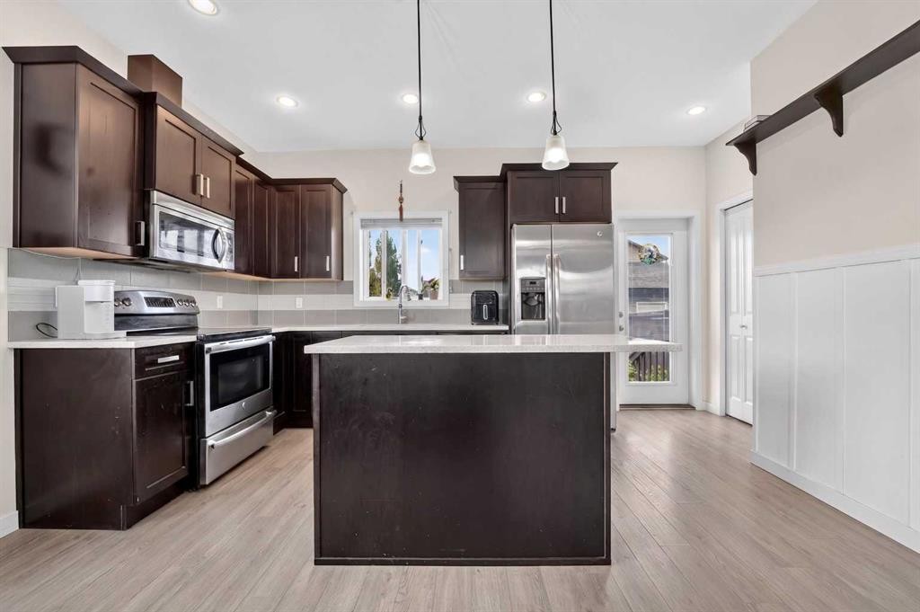 274 Mildred Dobbs Boulevard North, Lethbridge, AB - Indoor Photo Showing Kitchen With Upgraded Kitchen