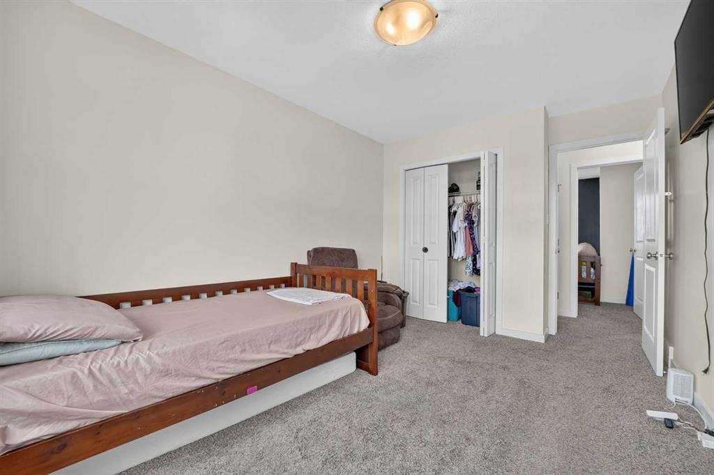 274 Mildred Dobbs Boulevard North, Lethbridge, AB - Indoor Photo Showing Bedroom