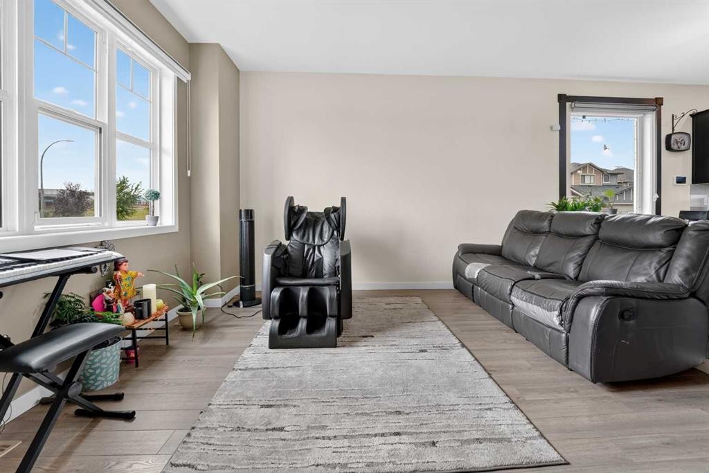 274 Mildred Dobbs Boulevard North, Lethbridge, AB - Indoor Photo Showing Living Room