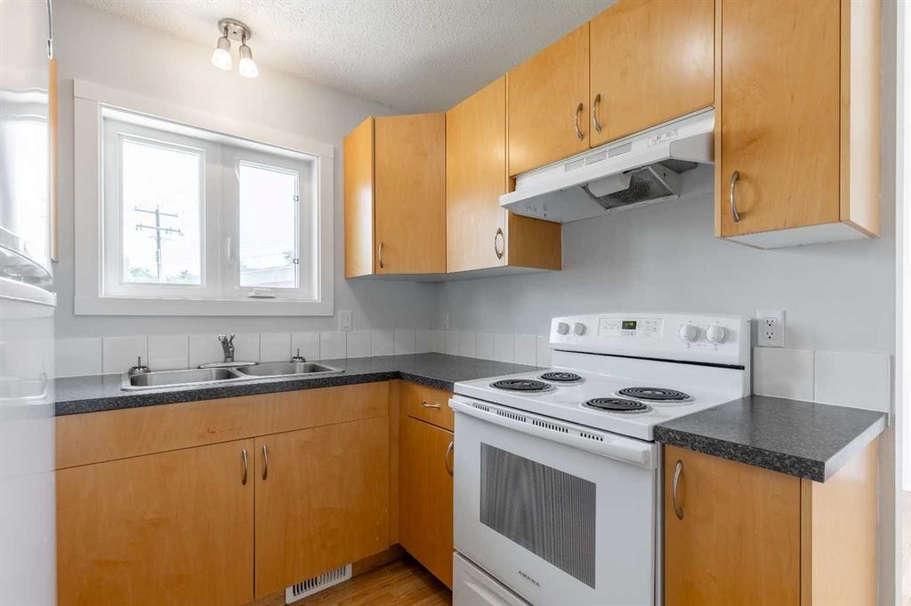 5105 2 Street, Coalhurst, AB - Indoor Photo Showing Kitchen With Double Sink