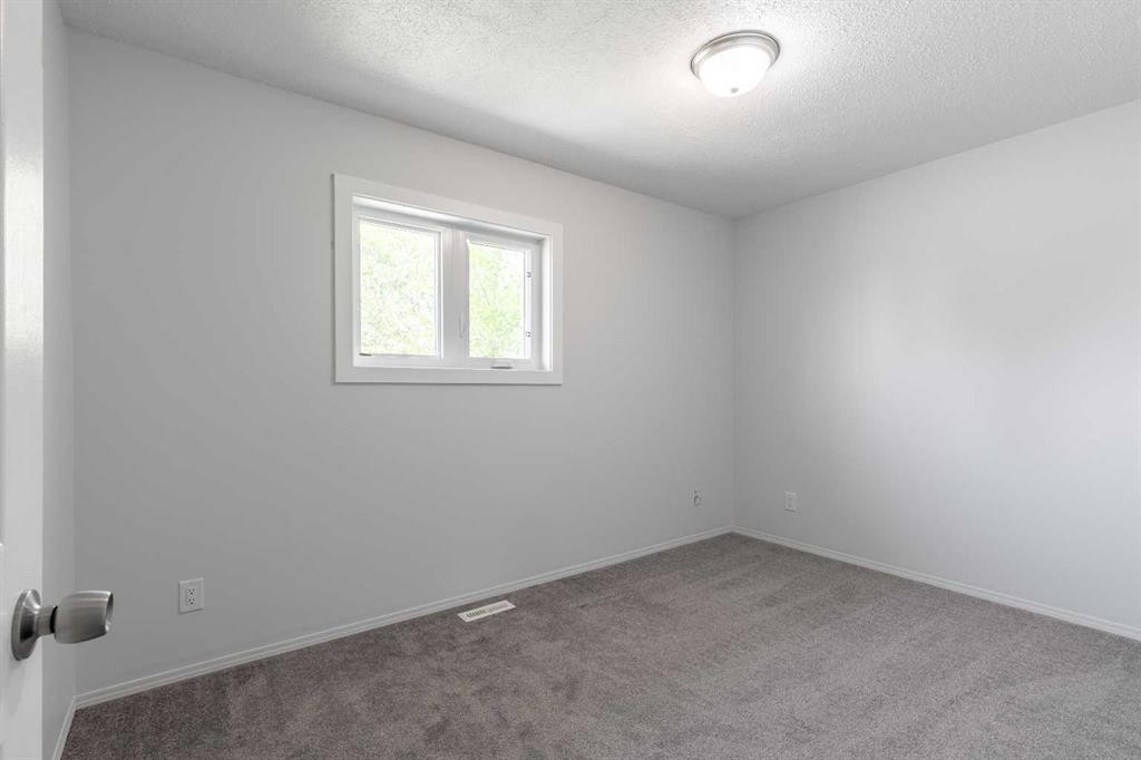 5105 2 Street, Coalhurst, AB - Indoor Photo Showing Other Room
