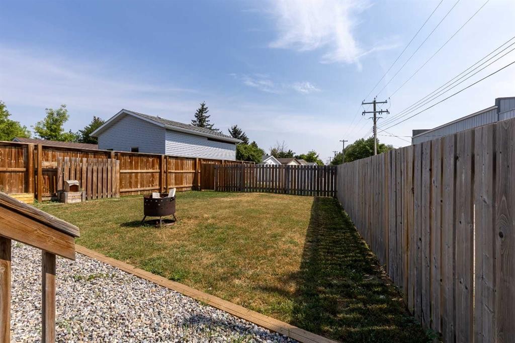 5105 2 Street, Coalhurst, AB - Outdoor
