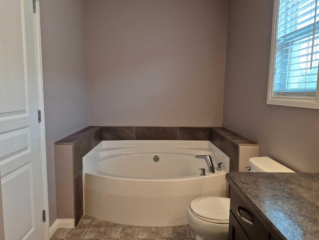 1548 Coalbanks Boulevard West, Lethbridge, AB - Indoor Photo Showing Bathroom