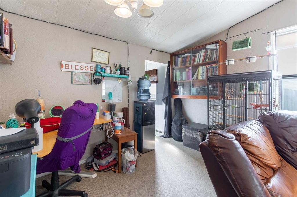 329 12 Street North, Lethbridge, AB - Indoor Photo Showing Other Room