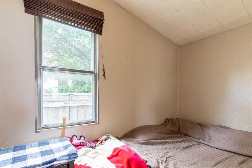 329 12 Street North, Lethbridge, AB - Indoor Photo Showing Bedroom