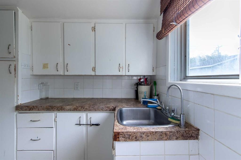 329 12 Street North, Lethbridge, AB - Indoor Photo Showing Kitchen With Double Sink