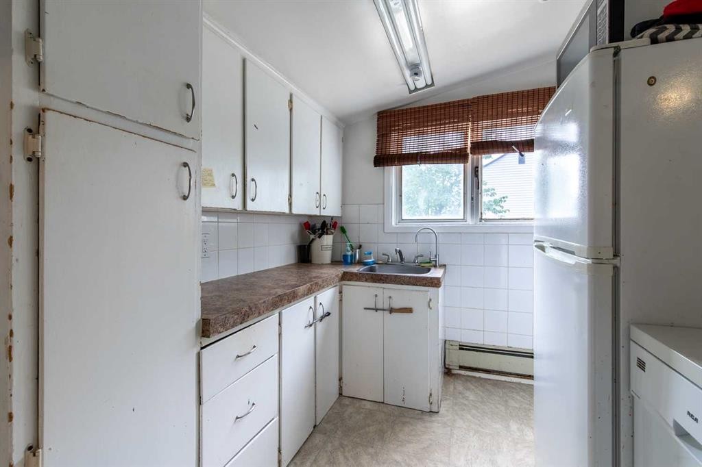 329 12 Street North, Lethbridge, AB - Indoor Photo Showing Kitchen