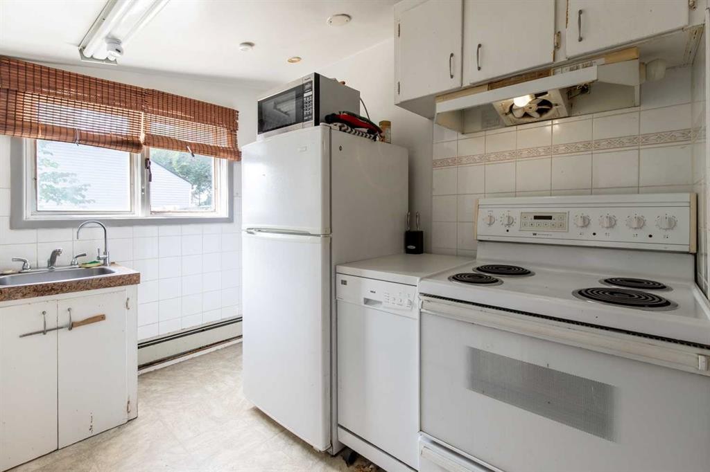 329 12 Street North, Lethbridge, AB - Indoor Photo Showing Kitchen