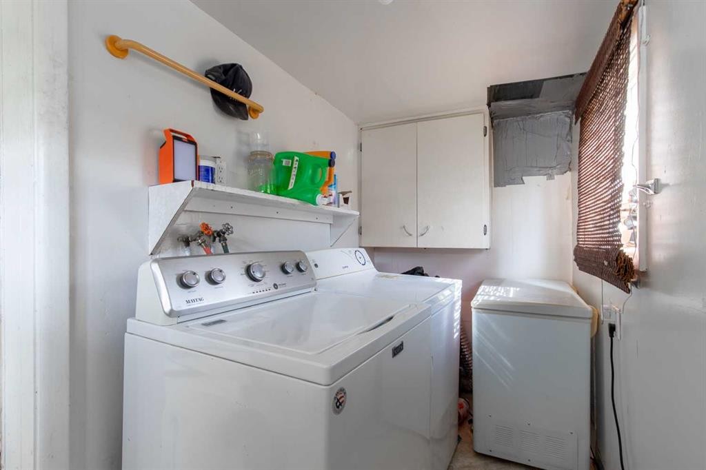 329 12 Street North, Lethbridge, AB - Indoor Photo Showing Laundry Room